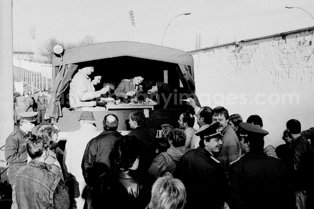 GDR image archive: Berlin - Opening of a Grenzübergangesan Bernauer Strasse after the fall of the Berlin Wall in East Germany