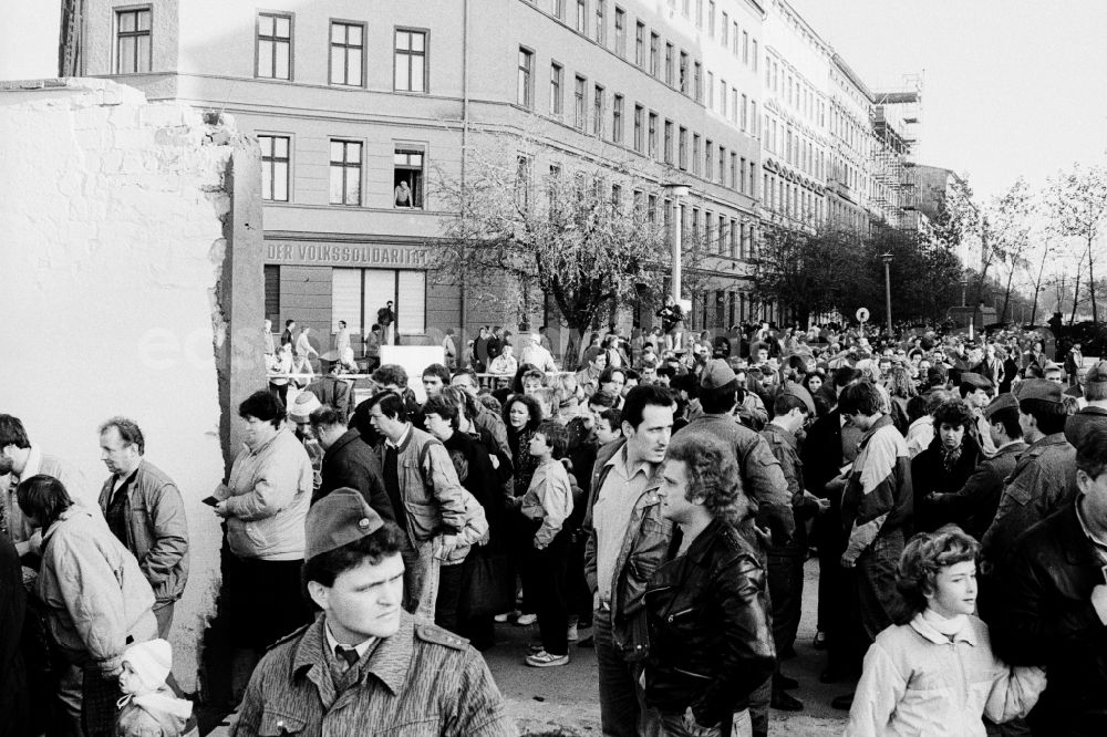 GDR photo archive: Berlin - Opening of a Grenzübergangesan Bernauer Strasse after the fall of the Berlin Wall in East Germany