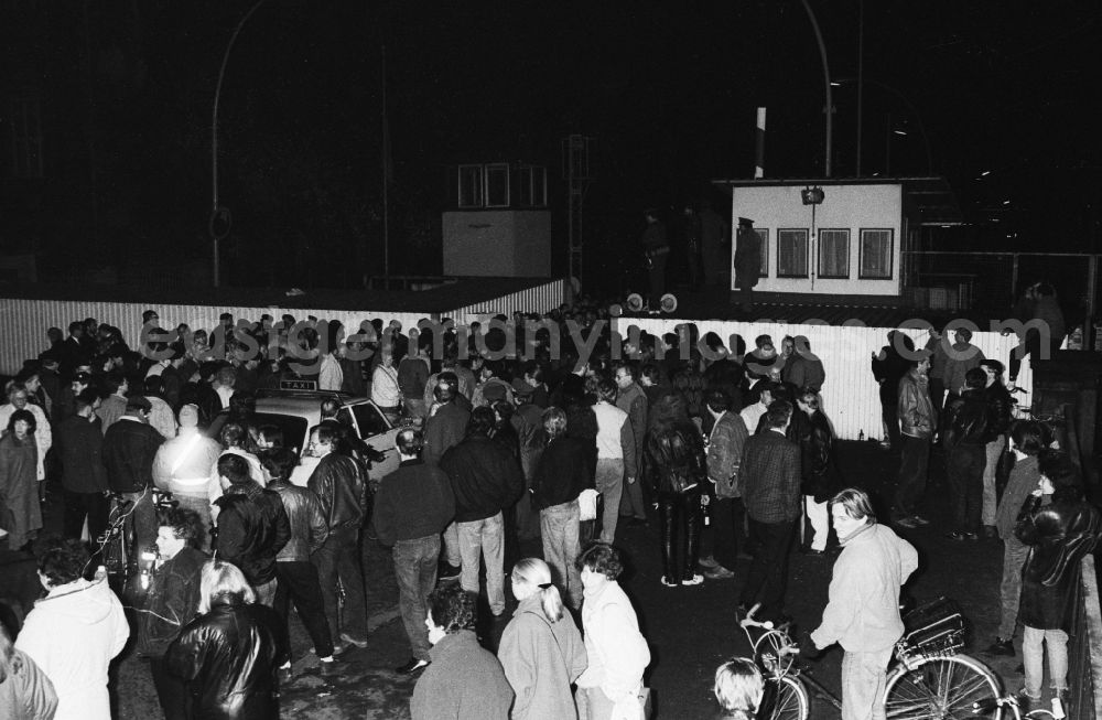 GDR image archive: Berlin - Opening of a border crossing on Invalidenstrasse after the fall of the Berlin Wall in East Germany