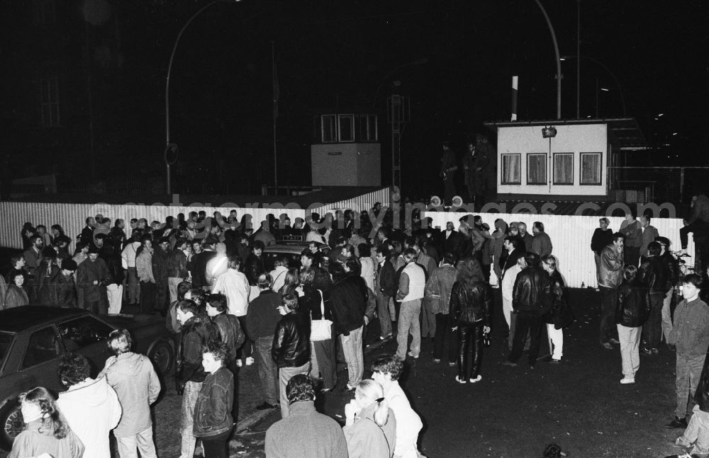 GDR photo archive: Berlin - Opening of a border crossing on Invalidenstrasse after the fall of the Berlin Wall in East Germany