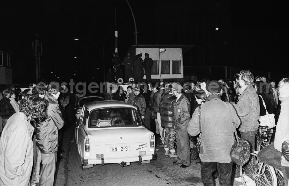 Berlin: Opening of a border crossing on Invalidenstrasse after the fall of the Berlin Wall in East Germany