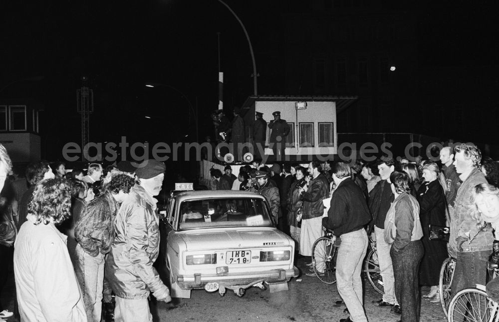 GDR photo archive: Berlin - Opening of a border crossing on Invalidenstrasse after the fall of the Berlin Wall in East Germany