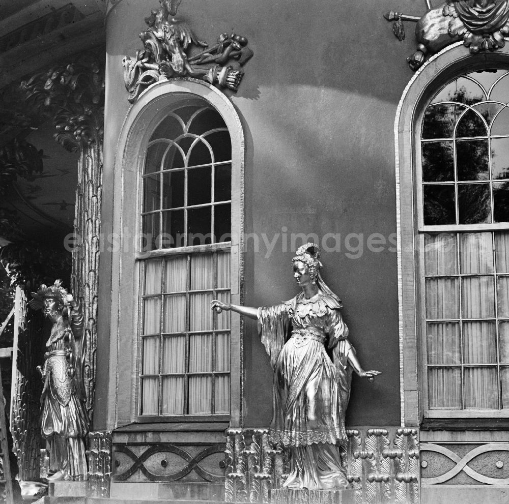 GDR photo archive: Potsdam - Figures at the Chinese Teahouse in the Sanssouci Park in Potsdam in the federal state of Brandenburg on the territory of the former GDR, German Democratic Republic
