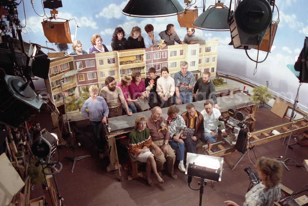 GDR picture archive: Berlin - Scene recording of the film and television production der Fernsehfigur Sandmann im Trickfilmstudio in the district Mahlsdorf in Berlin Eastberlin on the territory of the former GDR, German Democratic Republic