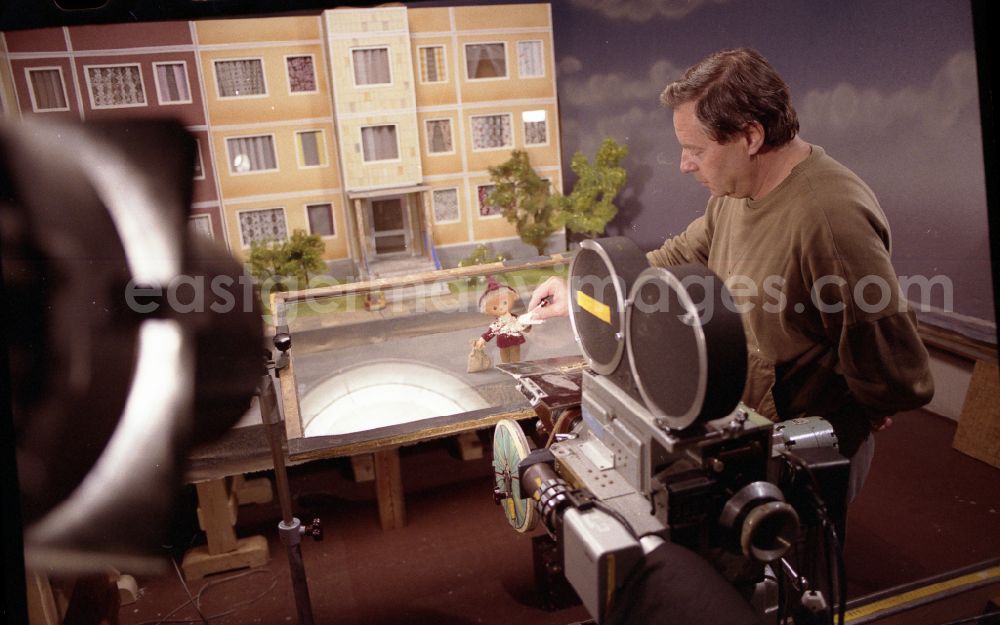 GDR image archive: Berlin - Scene recording of the film and television production der Fernsehfigur Sandmann im Trickfilmstudio in the district Mahlsdorf in Berlin Eastberlin on the territory of the former GDR, German Democratic Republic