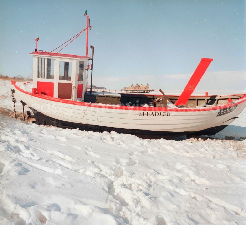 Ahlbeck, Heringsdorf: Fishing boat in the winter on the beach in Ahlbeck in Heringsdorf in today's federal state Mecklenburg-Western Pomerania