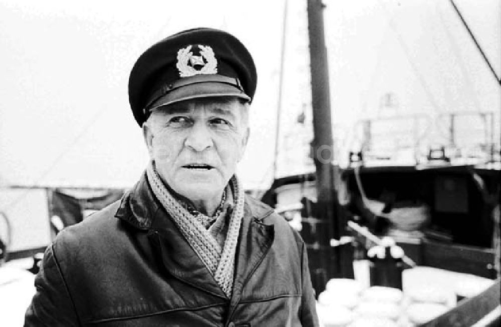 GDR photo archive: Saßnitz - Nah: Porträt Kapitän eines Schiffes im Hafen vom Fischkombinat.
