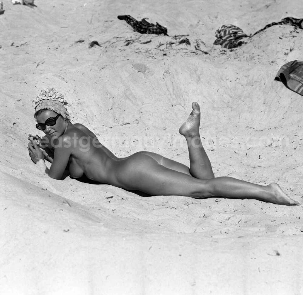 GDR photo archive: Berlin - Naked young woman on a nudist beach am Langer See in Berlin, the former capital of the GDR, German Democratic Republic