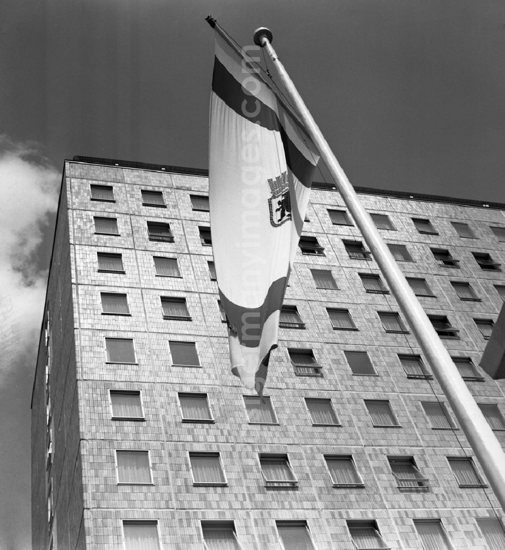 GDR photo archive: Berlin - Flag of Berlin in front of the Hotel Berolina in Karl-Marx-Allee in Berlin Eastberlin on the territory of the former GDR, German Democratic Republic