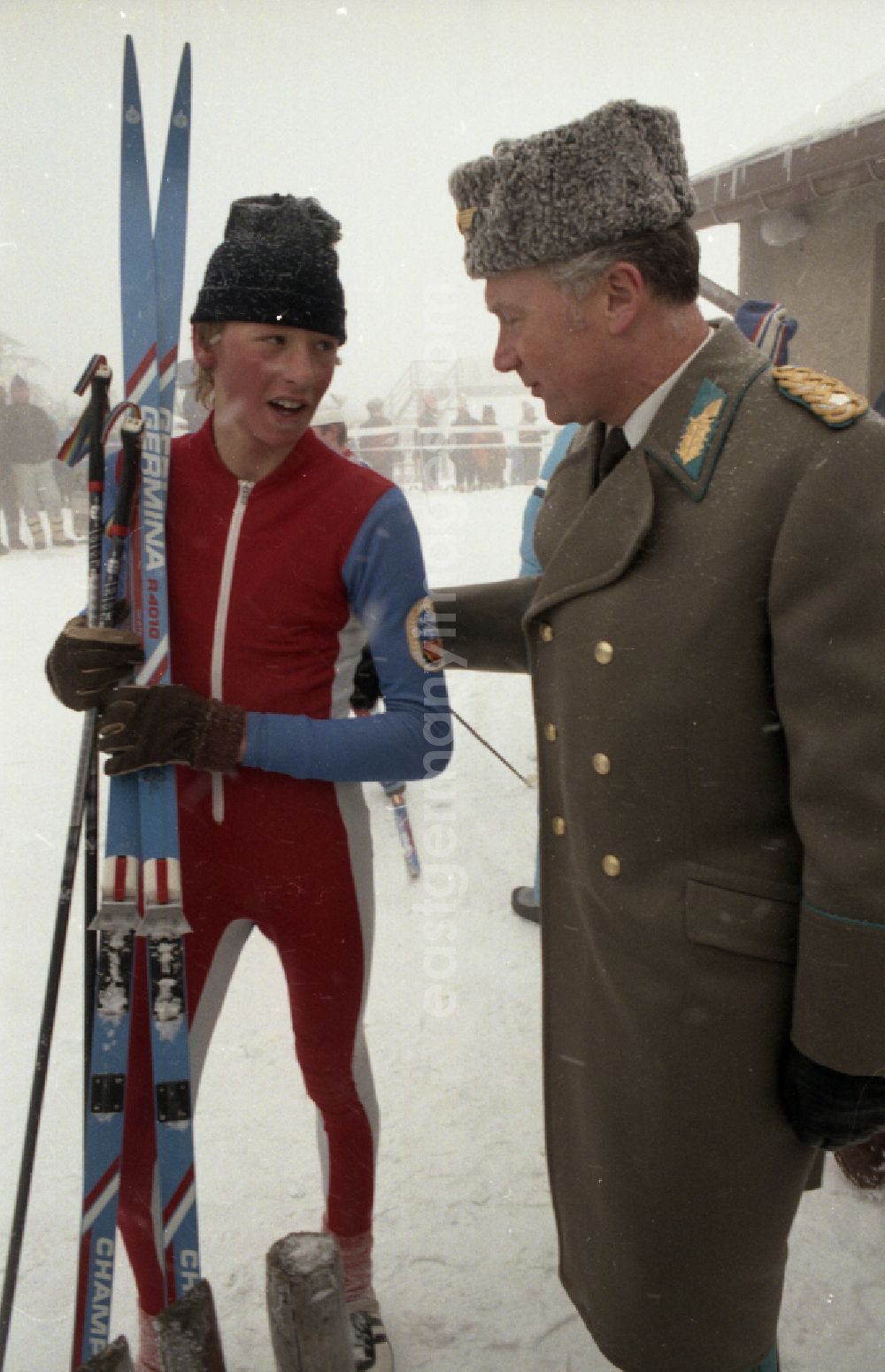 GDR picture archive: Kurort Oberwiesenthal - Gymnastics and sports festival Spartakiade in Oberwiesenthal Erzgebirge in the state of Saxony on the territory of the former GDR, German Democratic Republic. Aviator - cosmonaut Sigmund Jaehn - in the winter uniform of a major general of the LSK/LV air force of the NVA National People's Army - on the cross-country track of the skiers during the XI. Children and Youth Spartakiade of the GDR in Oberwiesenthal