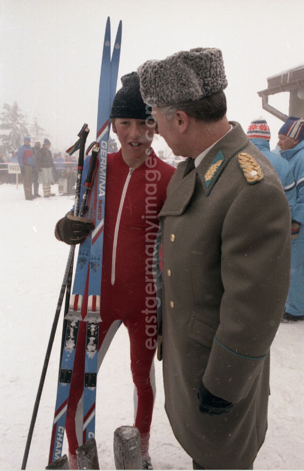 GDR image archive: Kurort Oberwiesenthal - Gymnastics and sports festival Spartakiade in Oberwiesenthal Erzgebirge in the state of Saxony on the territory of the former GDR, German Democratic Republic. Aviator - cosmonaut Sigmund Jaehn - in the winter uniform of a major general of the LSK/LV air force of the NVA National People's Army - on the cross-country track of the skiers during the XI. Children and Youth Spartakiade of the GDR in Oberwiesenthal