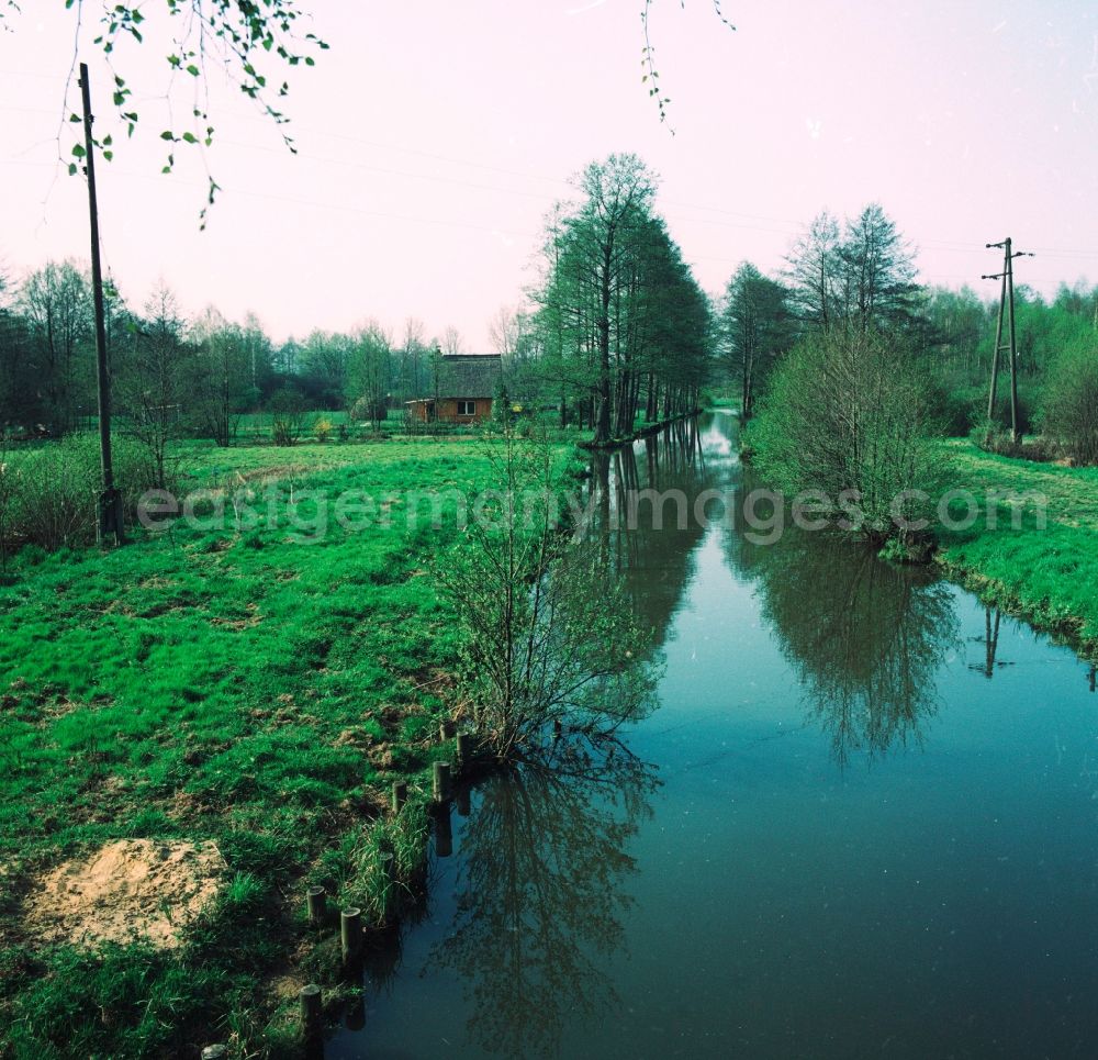 GDR image archive: Lübbenau/Spreewald - Flow in Lehde in Luebbenau / Spreewald in Brandenburg today. The place is an island village. Due to the unusual situation Lehdes and some preserved historic Spreewald houses the completely Asked conservation Lehde is a popular destination for tourists