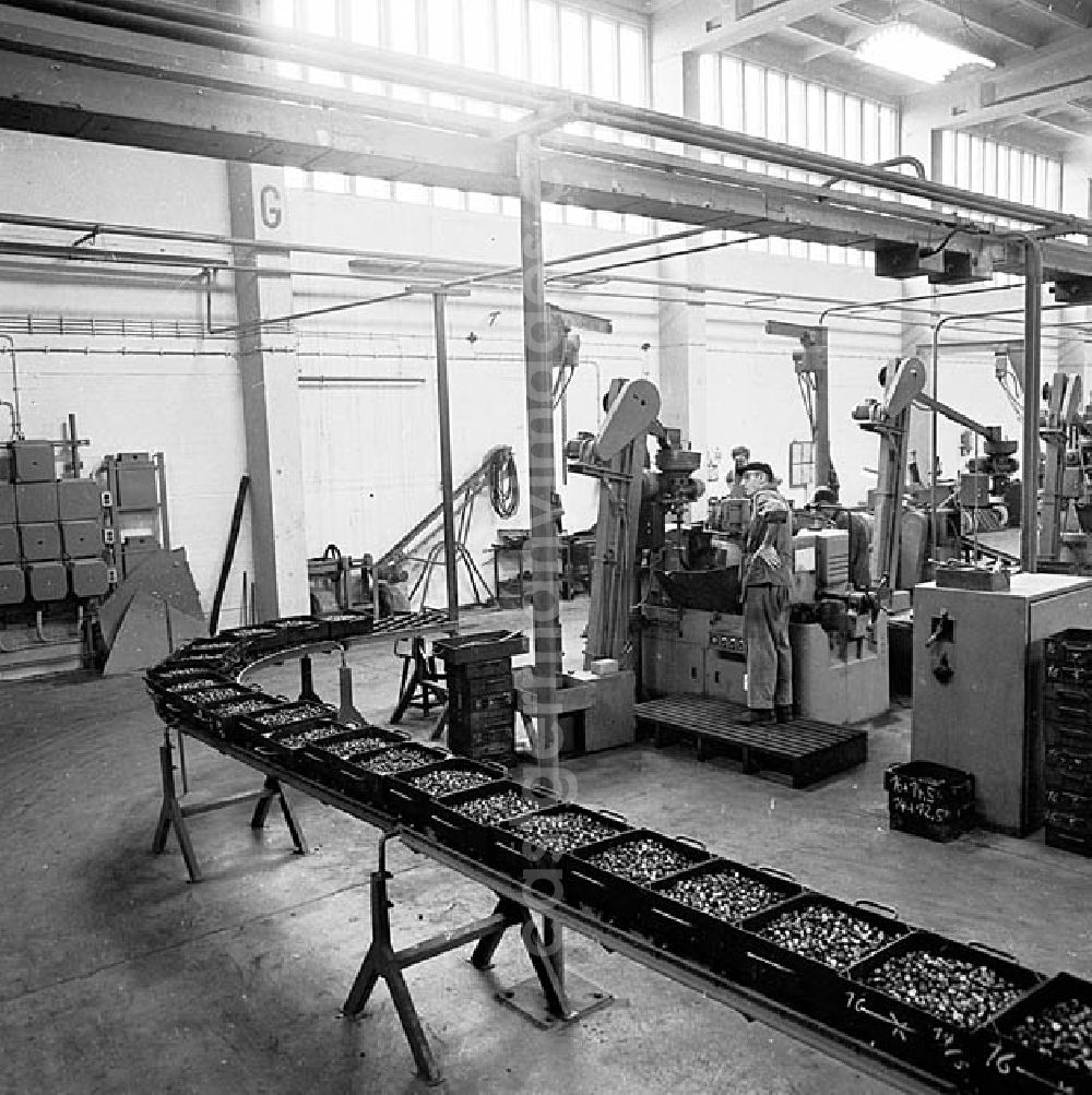 GDR photo archive: - 13.04.1967 Fließstraße 1 der Abteilung Rollenweichbearbeitung Werkstücke automatisch von Maschine zu Maschine transportiert-3