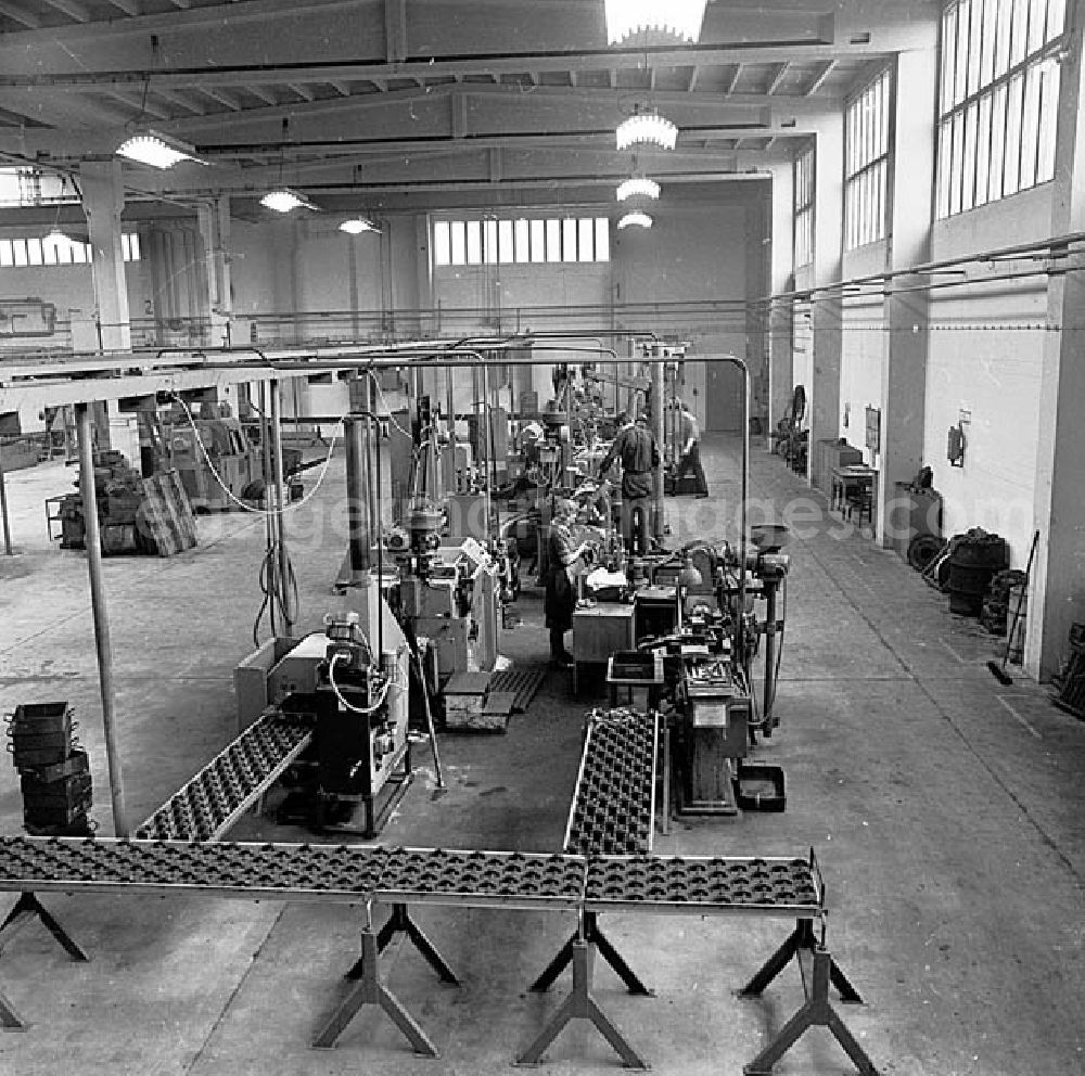 : 13.04.1967 Fließstraße 1 der Abteilung Rollenweichbearbeitung Werkstücke automatisch von Maschine zu Maschine transportiert-3