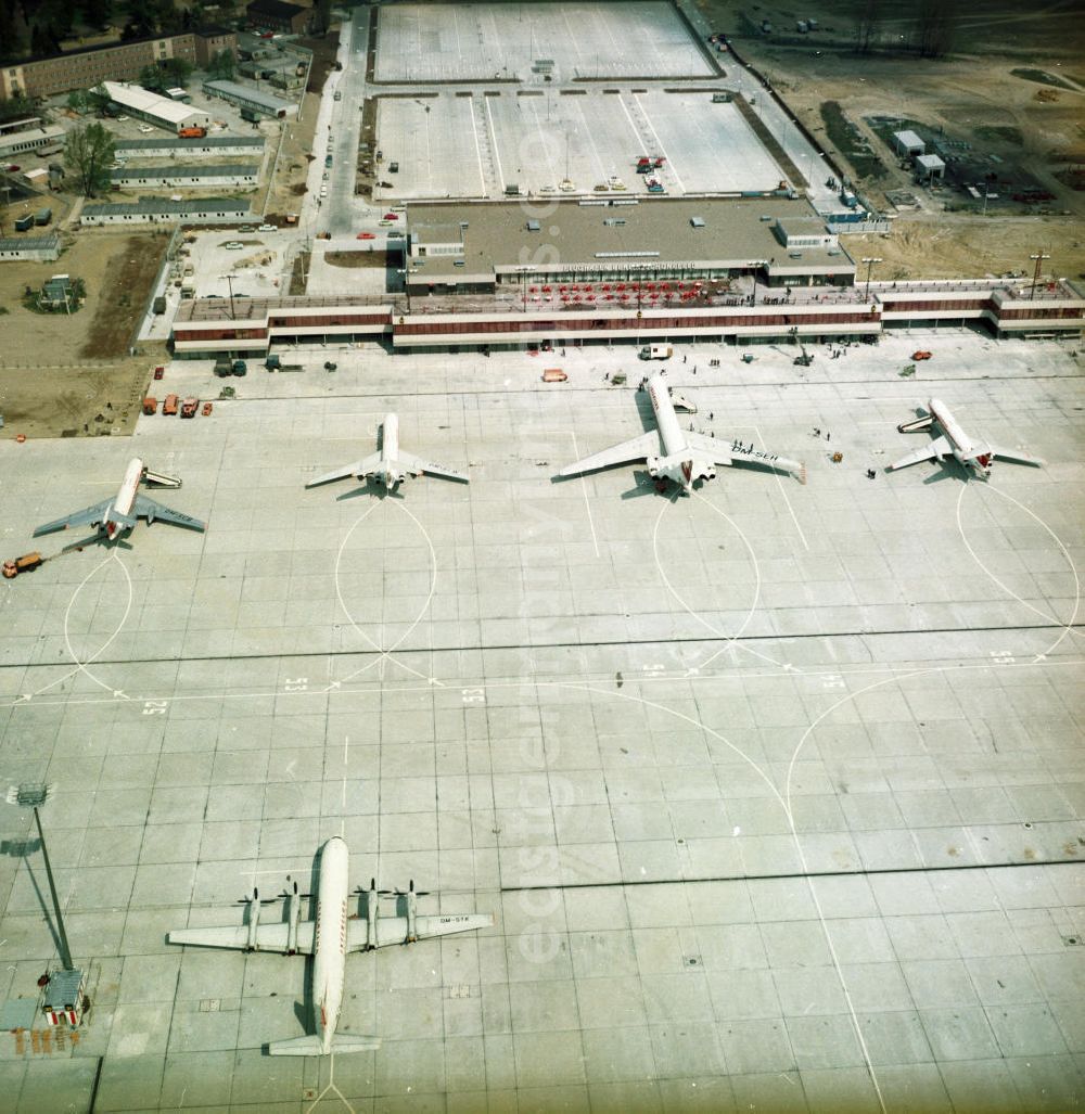 GDR image archive: Schönefeld - Blick auf das Empfangsgebäude und das Vorfeld mit Großraumflugzeugen / Passagierflugzeugen der Interflug des Flughafen Schönefeld bei Berlin.