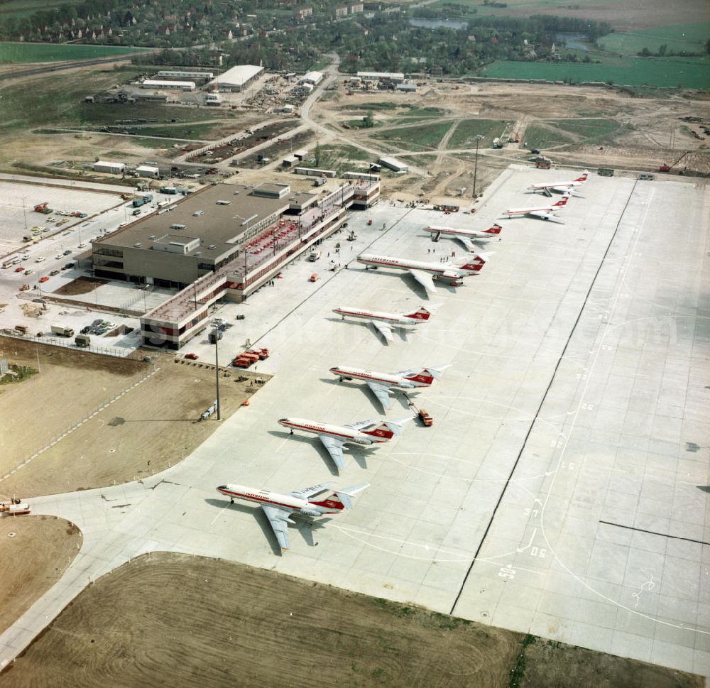 GDR photo archive: Schönefeld - Blick auf das Empfangsgebäude und das Vorfeld mit Großraumflugzeugen / Passagierflugzeugen der Interflug des Flughafen Schönefeld bei Berlin.