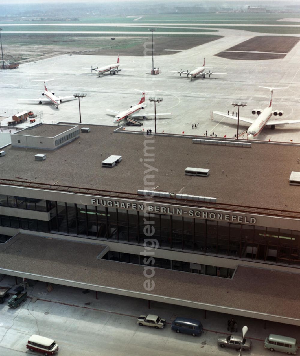 GDR image archive: Schönefeld - Blick auf das Empfangsgebäude des Flughafen Schönefeld bei Berlin. Im Hintergrund Großraumflugzeuge / Passagierflugzeuge der Interflug.