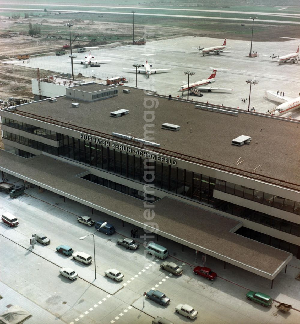 GDR photo archive: Schönefeld - Blick auf das Empfangsgebäude des Flughafen Schönefeld bei Berlin. Im Hintergrund Großraumflugzeuge / Passagierflugzeuge der Interflug.