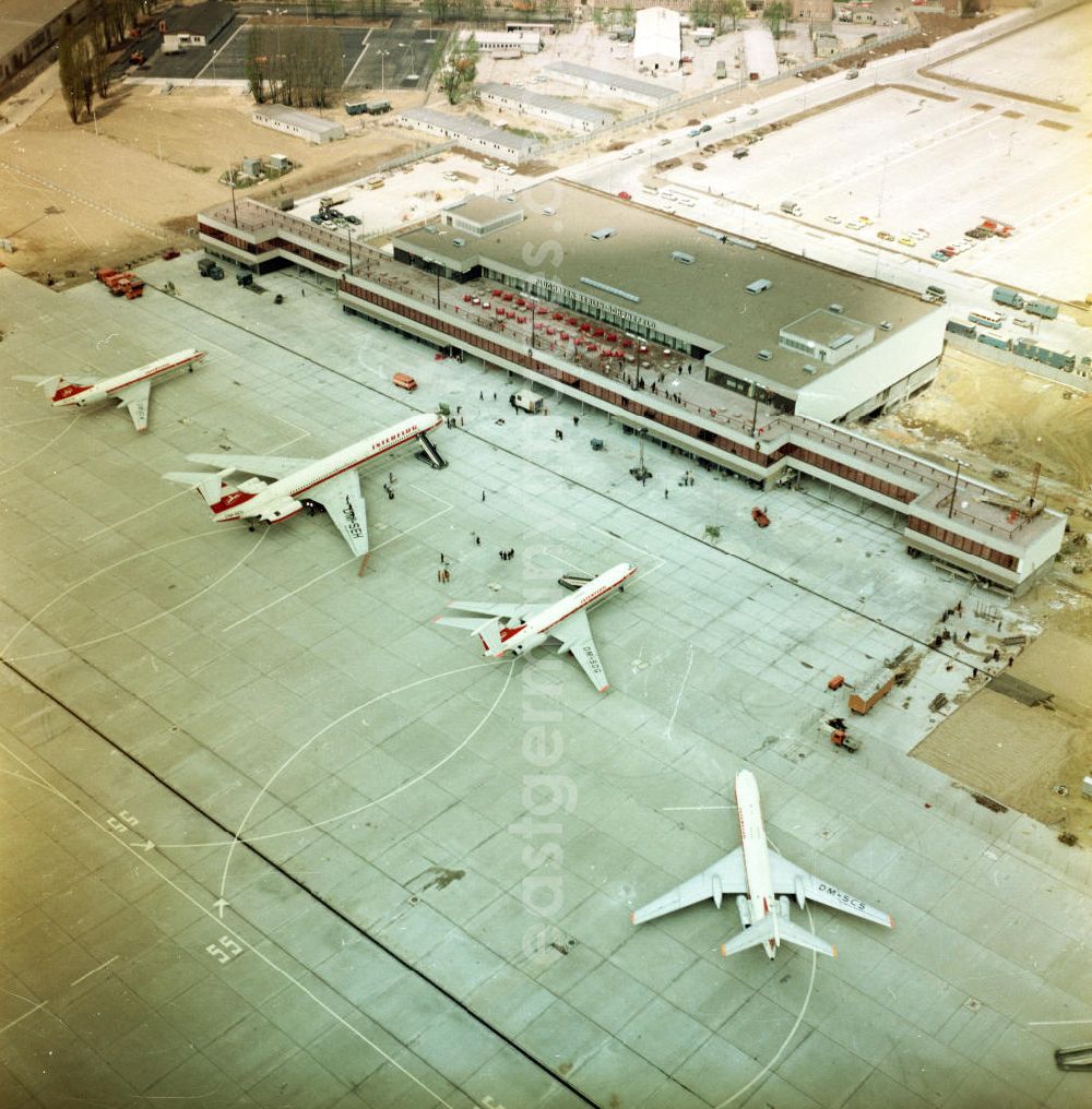 GDR photo archive: Schönefeld - Blick auf das Empfangsgebäude und das Vorfeld mit Großraumflugzeugen / Passagierflugzeugen der Interflug des Flughafen Schönefeld bei Berlin.