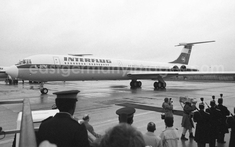 GDR photo archive: Paris - Flugzeug Interflug IL-62M mit DDR-Flagge auf dem Seitenruder auf dem Flughafen Orly zum Abflug von Erich Honecker, Staatsratspräsident DDR, aus Frankreich-Paris. Im Hintergrund militärische Ehrengarde.