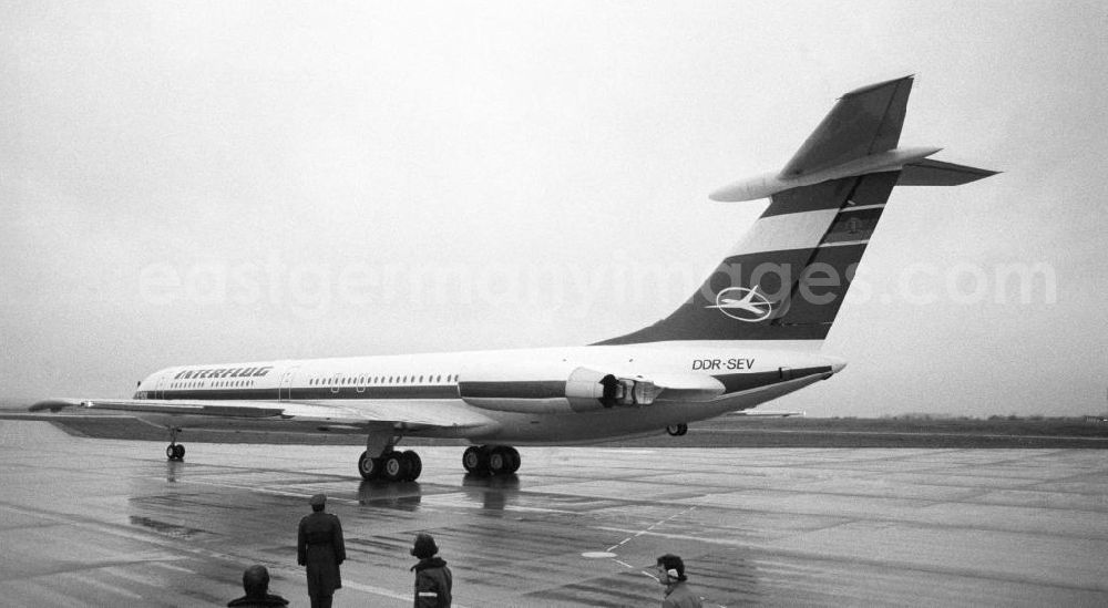 Paris: Flugzeug Interflug IL-62M mit DDR-Flagge auf dem Seitenruder auf dem Flughafen Orly zum Abflug von Erich Honecker, Staatsratspräsident DDR, aus Frankreich-Paris.