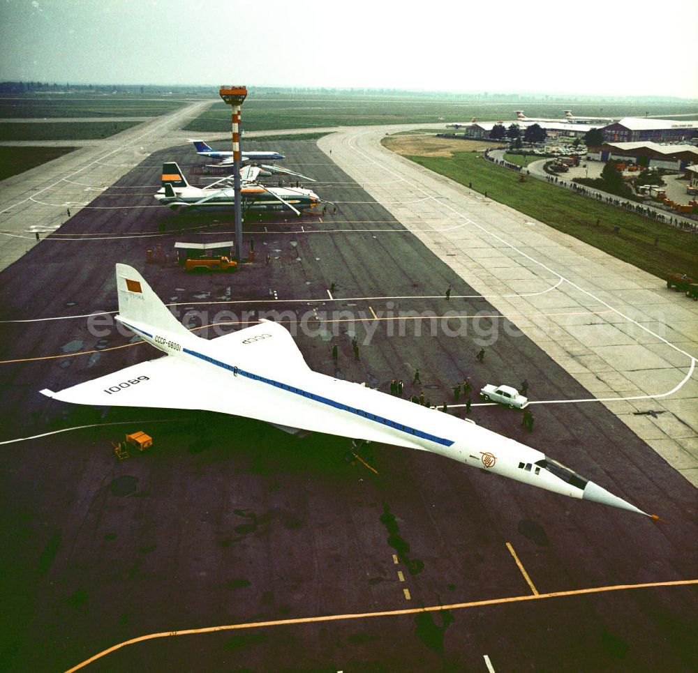 GDR picture archive: Schönfeld - Tupolew Tu-144 mit der Kennung CCCP-680
