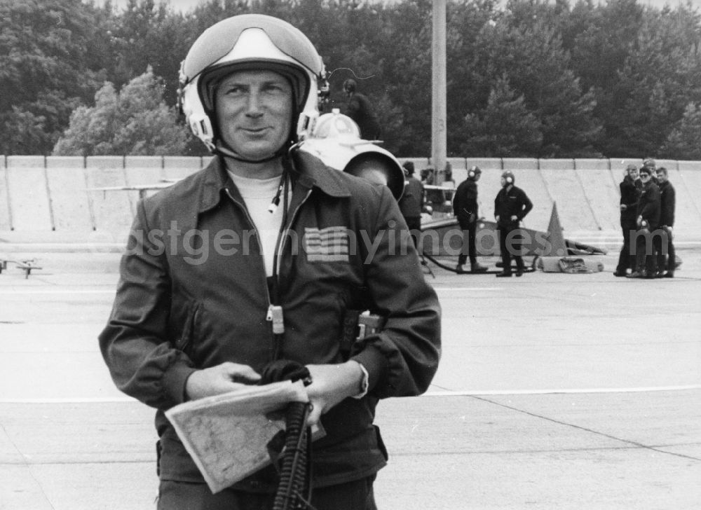 GDR photo archive: Marxwalde - Neuhardenberg - Colonel Sigmund Jaehn, the first German cosmonaut in space, after a flight with a MiG 21F-13 on the airfield of the LSK / LV Air Force / Air Defense of the NVA National People's Army in Marxwalde, now Neuhardenberg in the GDR German Democratic Republic