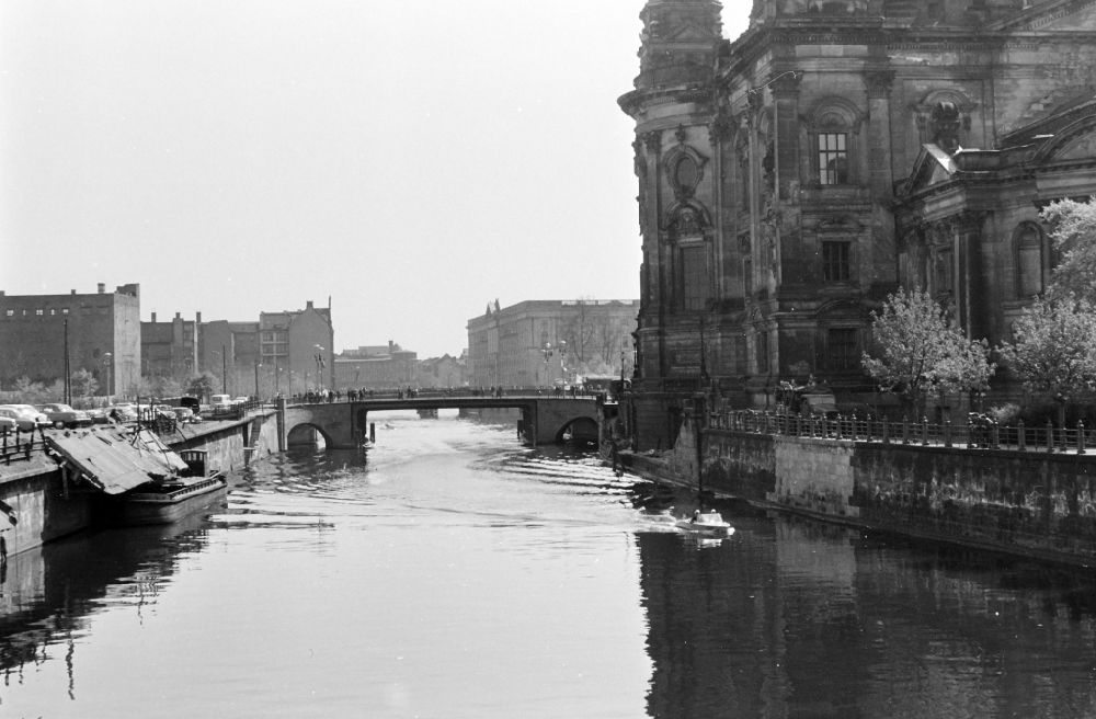GDR photo archive: Berlin - River course and bank areas of the Spree at the Berlin Cathedral - Karl Liebknecht Bridge in the Mitte district of Berlin East Berlin in the area of ??the former GDR, German Democratic Republic