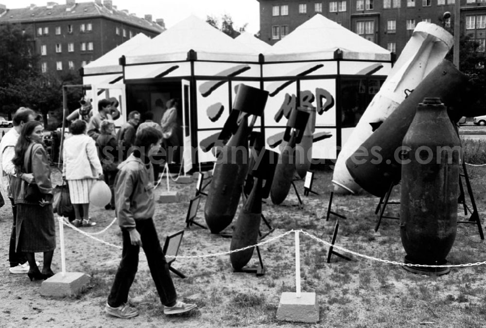 GDR photo archive: Berlin - Aufbauarbeiten zum Pressefest (Fotoausstellung) 30. ND-Pressefest: Zentrum NVA, GT, ZV, GST, VP u. s. w. 02.