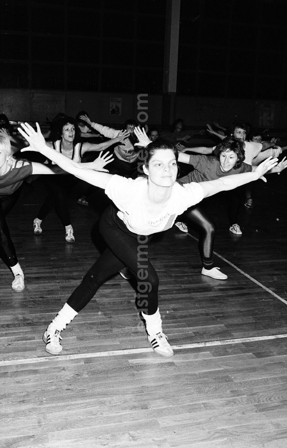 GDR photo archive: Berlin-Hellersdorf - Training des Übungsverbandes Pop-gymnastik in der 47. OS Hellersdorf 11.