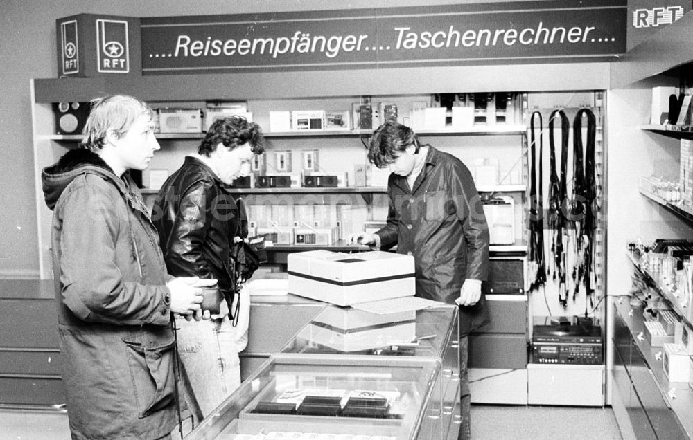GDR photo archive: Berlin-Mitte - RFT- Verkauf - Frankfurter- Allee 23 28.