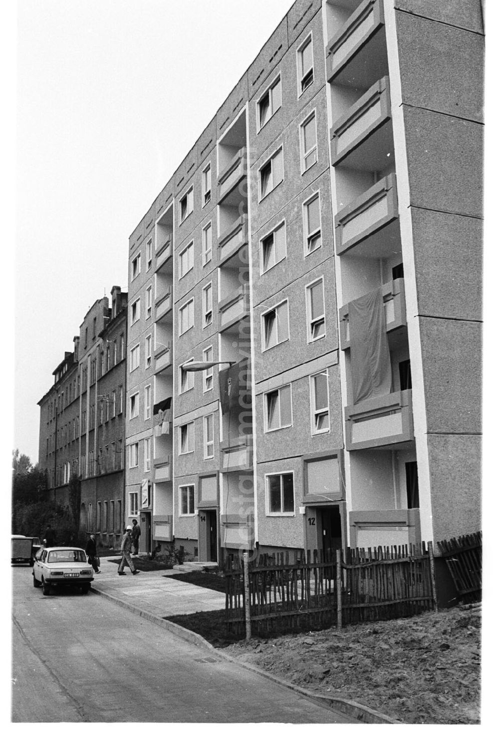 GDR photo archive: Berlin-Köprnick - Übergabe der 3000. Wohnung durch Erfurter Bauleute in Berlin- Köpenick/ Nord 02.