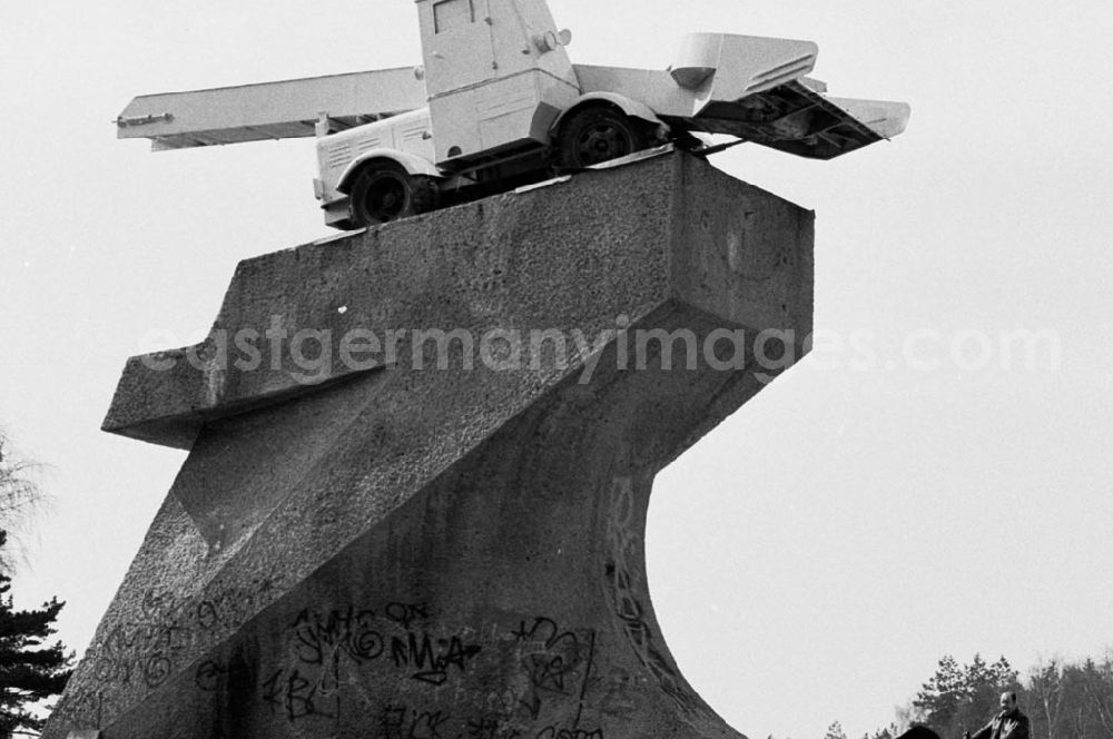 GDR picture archive: Berlin / Brandenburg - Denkmal Dreilinden 026.