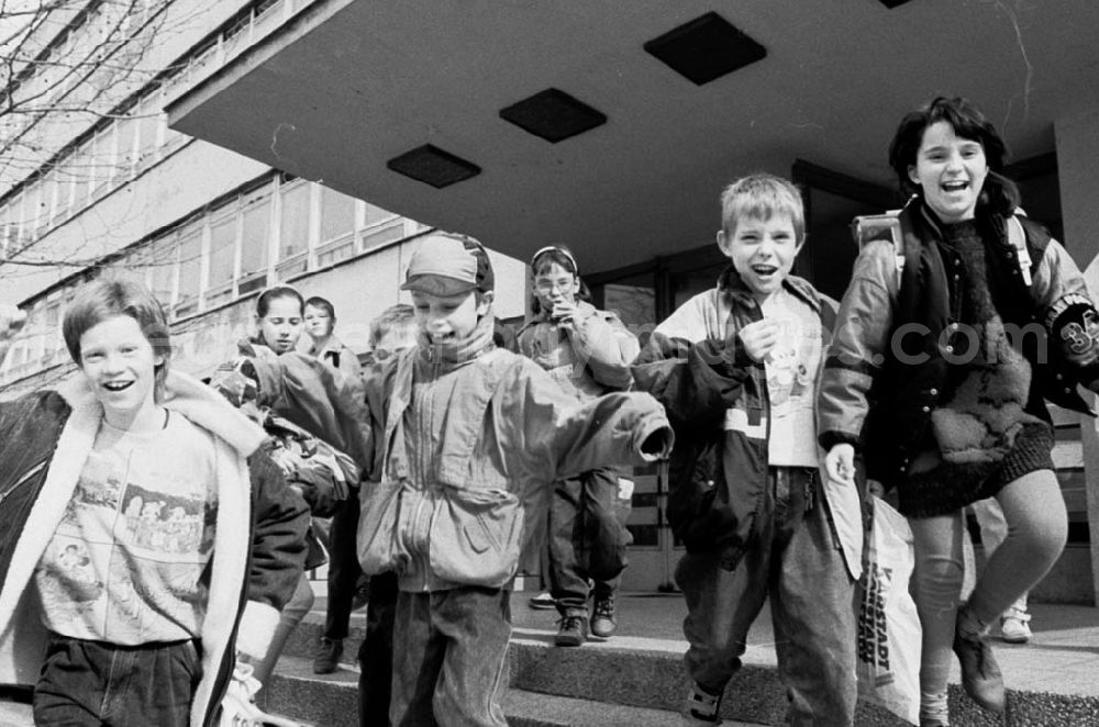 GDR photo archive: Berlin / Friedrichshain - Schulferienbeginn an der 2. Grundschule in Friedrichshain 03.