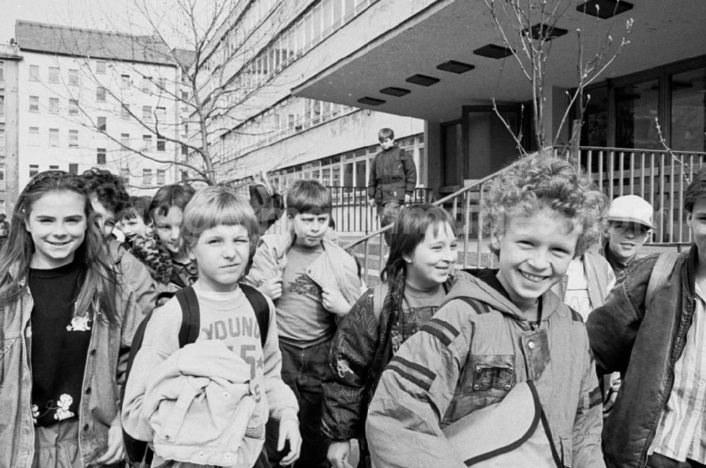 GDR picture archive: Berlin / Friedrichshain - Schulferienbeginn an der 2. Grundschule in Friedrichshain 03.