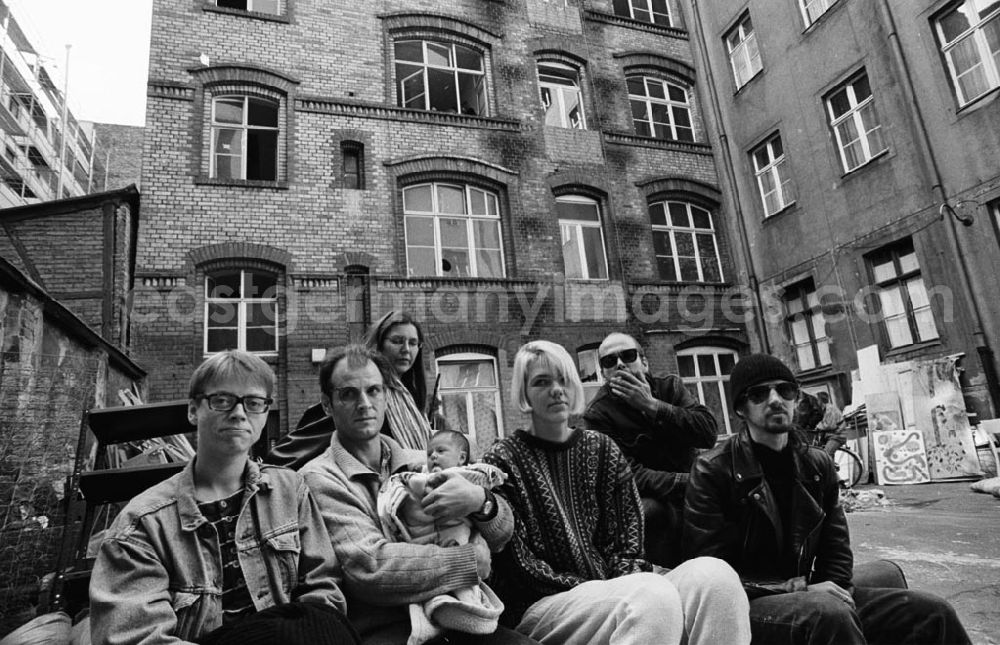 GDR photo archive: Berlin-Kreuzberg - Haus Boeckhstr.26 in Kreuzberg muss geräumt werden 07.