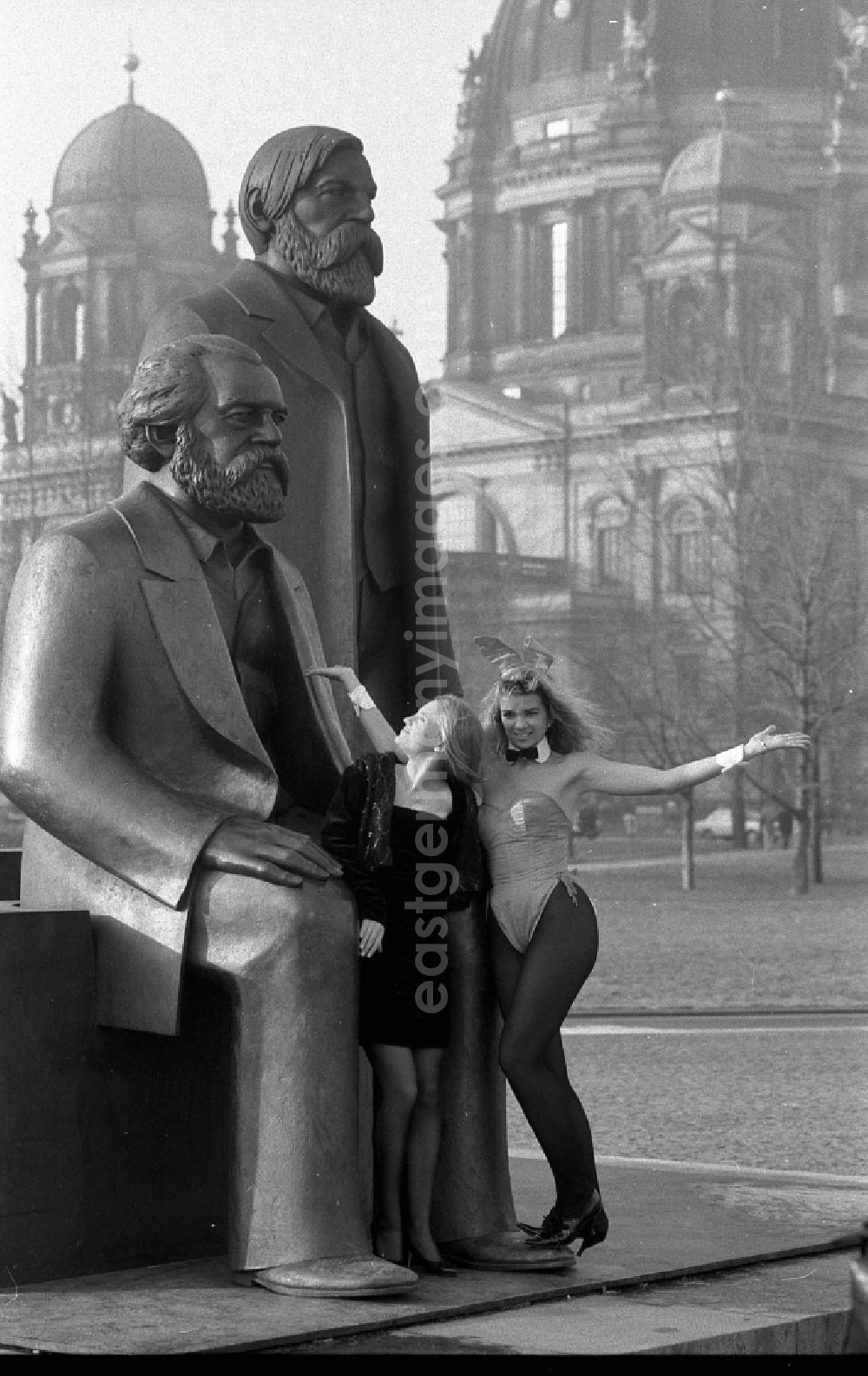 GDR image archive: Berlin - As a young woman, Anja Kossak presents the latest women's fashion collection at a Playmate photo shoot in front of the statue of the Marx-Engels-Forum on Karl-Liebknecht-Strasse in the Mitte district of East Berlin in the area of the former GDR, German Democratic Republic
