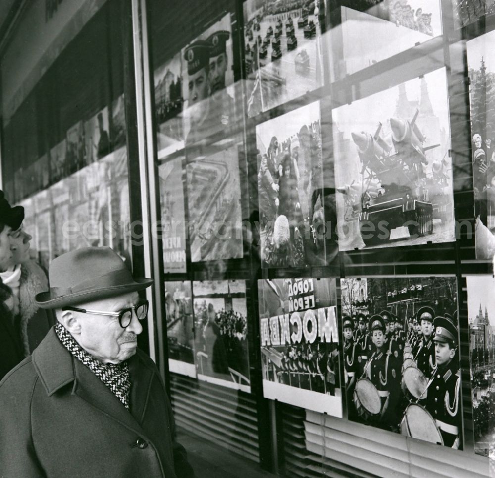 GDR photo archive: Moskau - A man looks at a photo exhibition in a shop window in Moscow in Russia