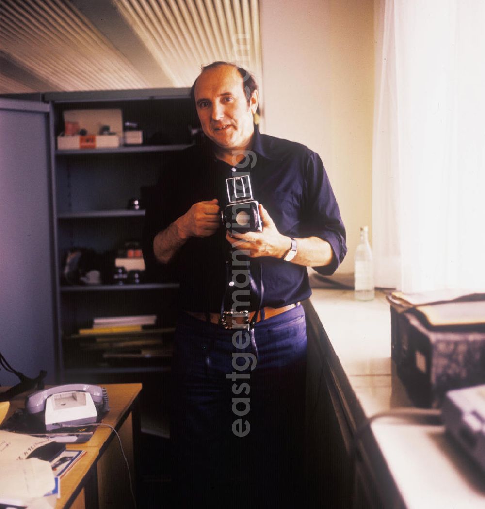 GDR photo archive: Berlin - Fotograf Klaus Morgenstern hält eine Kamera vom Typ Hasselblad in der Hand.