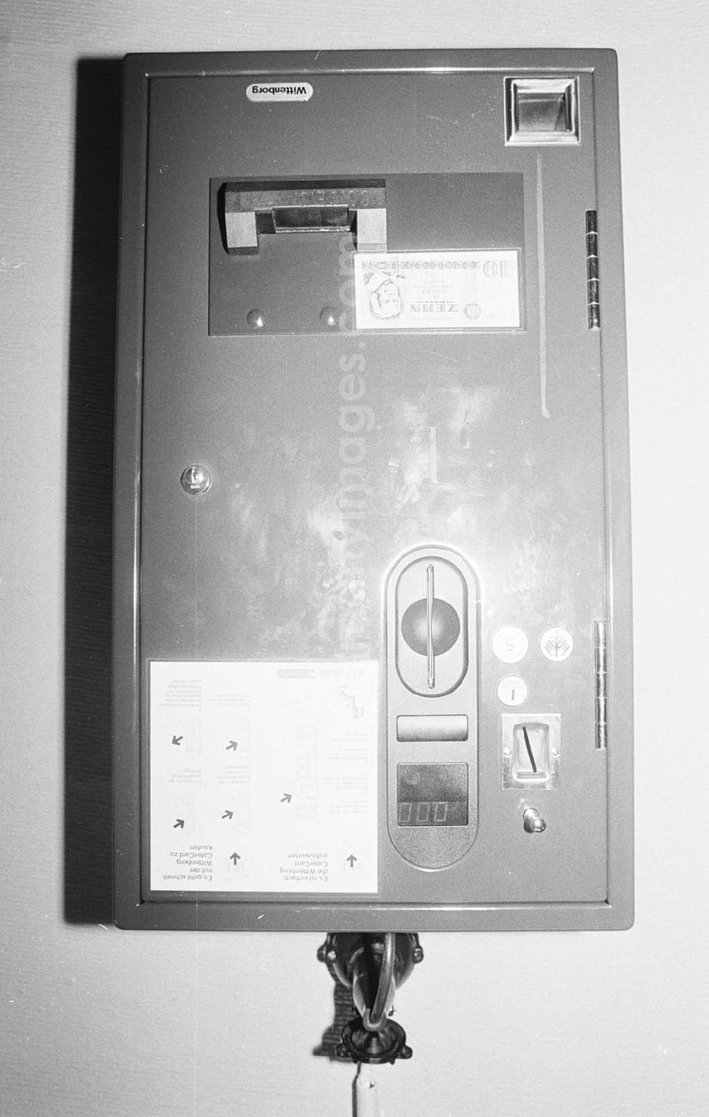 GDR image archive: Berlin - 1.) Checkkarten -Zwischenversorgungsautomat Frauen bei Narva 14.03.199