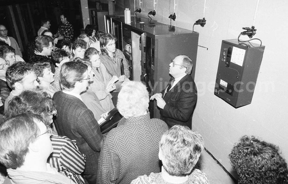 GDR picture archive: Berlin - 1.) Checkkarten -Zwischenversorgungsautomat Frauen bei Narva 14.03.199
