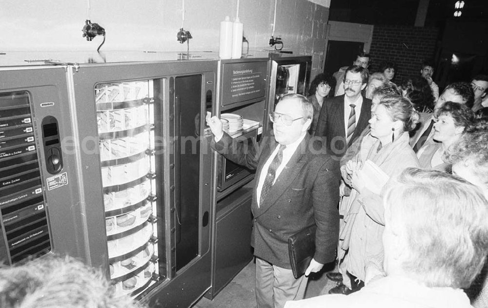 GDR image archive: Berlin - 1.) Checkkarten -Zwischenversorgungsautomat Frauen bei Narva 14.03.199