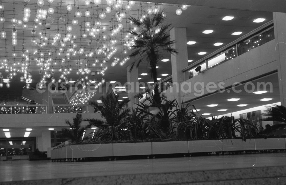 GDR picture archive: Berlin - Foyer with ceiling lighting - popularly called Erich's lamp shop in the multi-purpose building Palast der Republik in Berlin East Berlin in the territory of the former GDR, German Democratic Republic