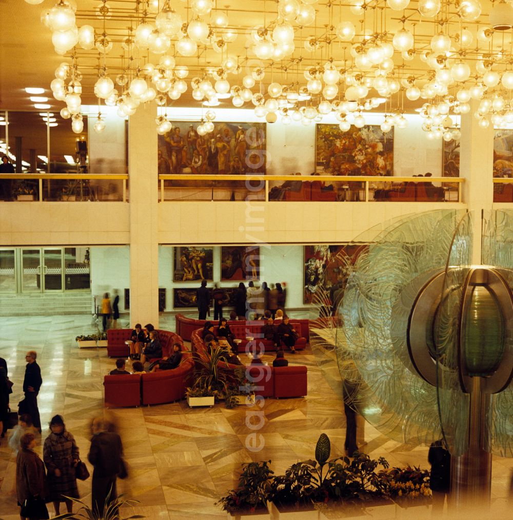 GDR image archive: Berlin - Reception area and foyer with a sculpture of the gas flower in the PdR Palace of the Republic in the district of Mitte in Berlin East Berlin on the territory of the former GDR, German Democratic Republic