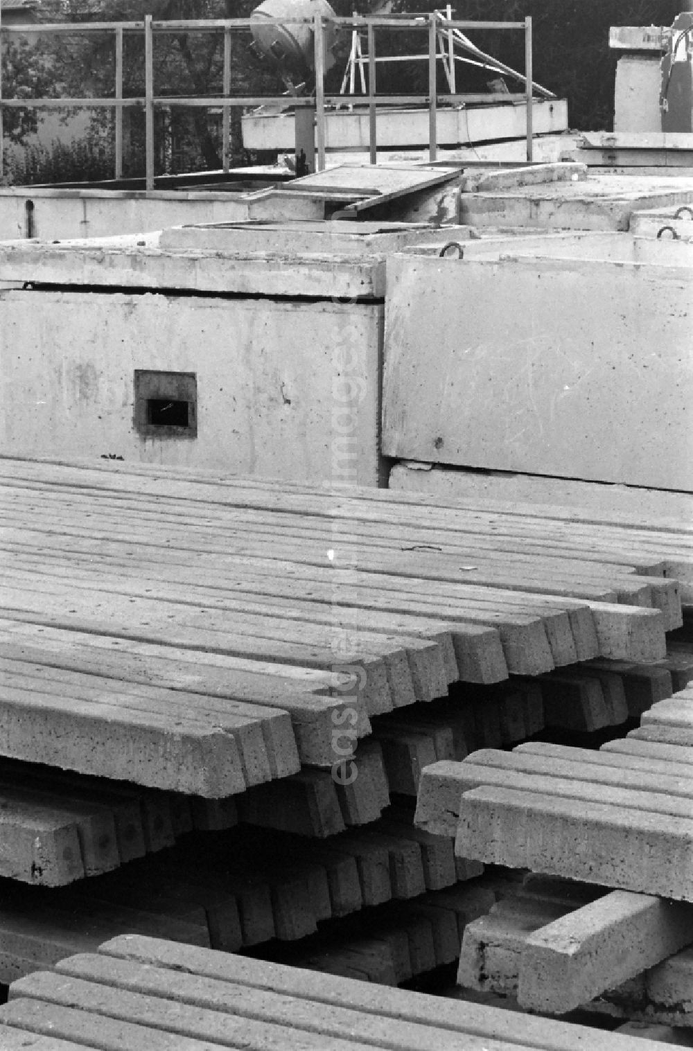 GDR image archive: Berlin - Fragments of the decaying and dismantled watchtower concrete elements of the border fortifications and wall as well as security structures in the former blocking strip of the state border at a camp of the border troops in the district of Steinstuecken in Berlin on the territory of the former GDR, German Democratic Republic
