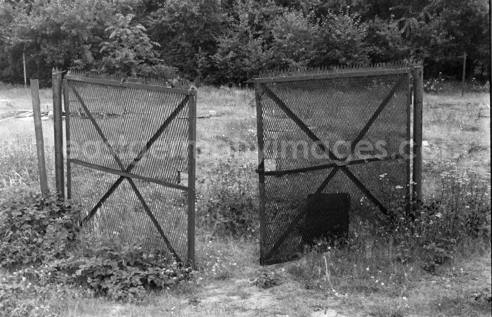 Berlin: Fragments of the decaying expanded metal barriers of the border fortifications and wall as well as security structures in the former border strip of the state border on a camp site of the border troops in the district of Steinstuecken in Berlin on the territory of the former GDR, German Democratic Republic
