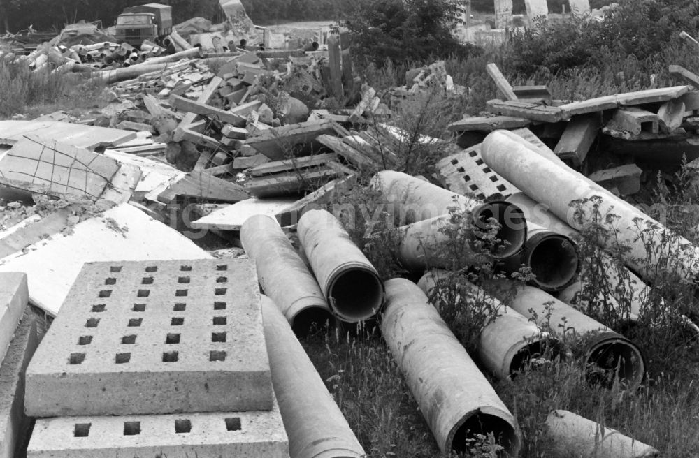 GDR picture archive: Berlin - Fragments of the wall as well as security structures in the former border strip of the state border on a camp of the border troops in the district Steinstuecken in Berlin on the territory of the former GDR, German Democratic Republic