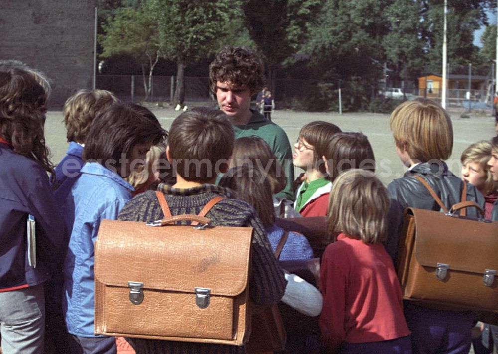 Berlin: Der DDR-Schlagerstar Frank Schöbel wird bei einem Fußballturnier auf dem Sportplatz einer Berliner Schule von Schülern umringt und verteilt Autogramme. Im selben Jahr hatte er zur Eröffnung der Fußballweltmeisterschaft in der BRD den Song Freunde gibt es überall gesungen.