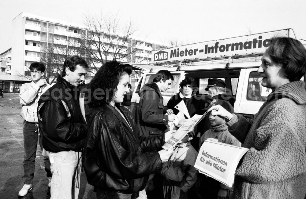GDR image archive: Frankfurt / Oder - Frankfurt / Oder Mieterverein informiert auf der Straße Umschlagnummer: 7198