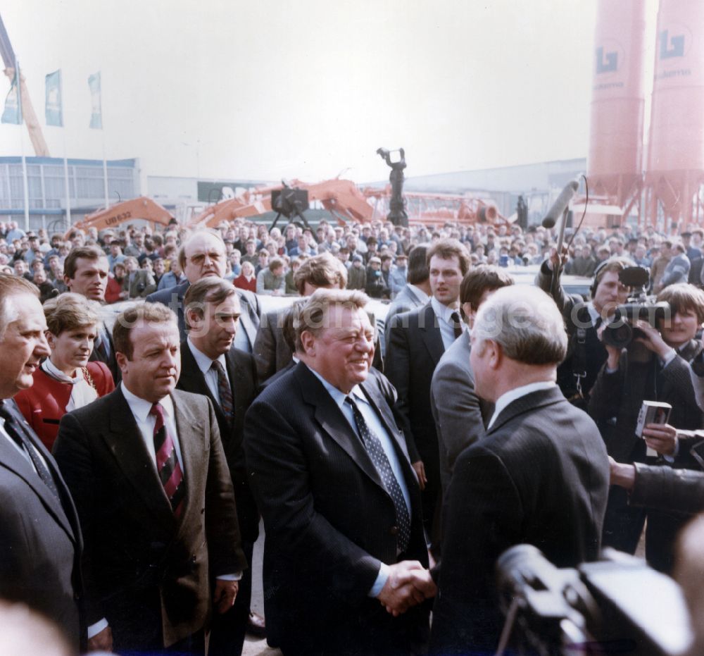 GDR image archive: Leipzig - Reception for politicians and Prime Minister Franz Josef Strauss ( CSU ) in the presence of Alexander Schalck-Golodkowski and Minister Theo Waigel at the Leipzig Spring Fair in Leipzig in the state of Saxony in the area of ​​the former GDR, German Democratic Republic